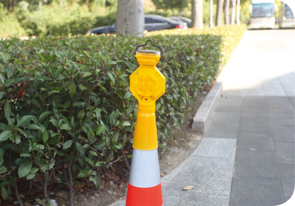 Ref 7390 Barricade Flasher Light - Image 2